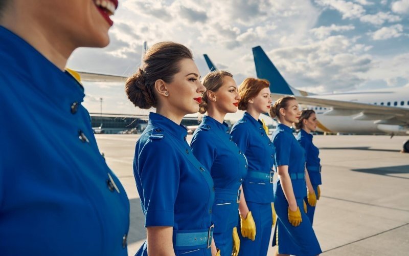 tripulación de cabina de pasajeros delante del avión