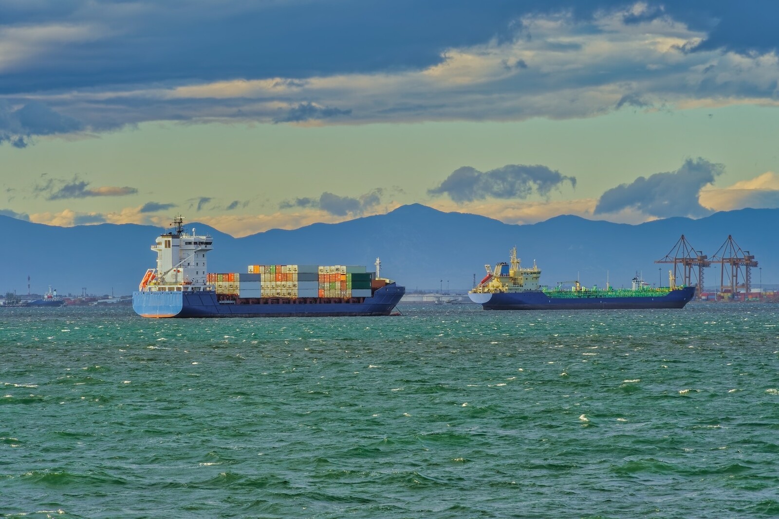 cuánto gana un marino mercante