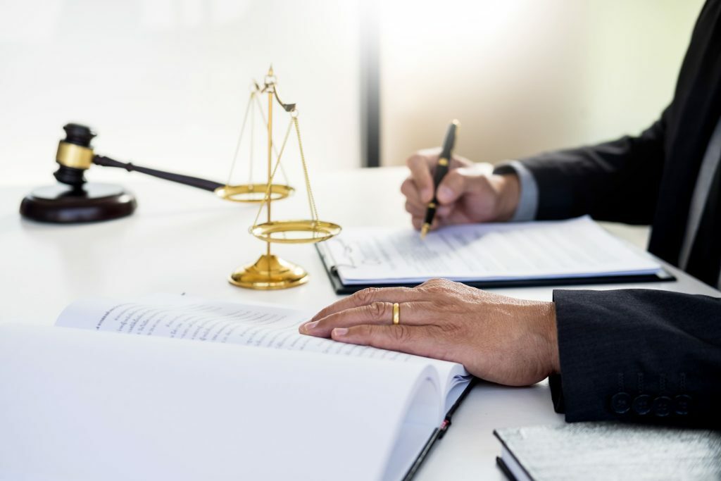 cuanto-cobra-un-auxilio-judicial-tramitación-procesal