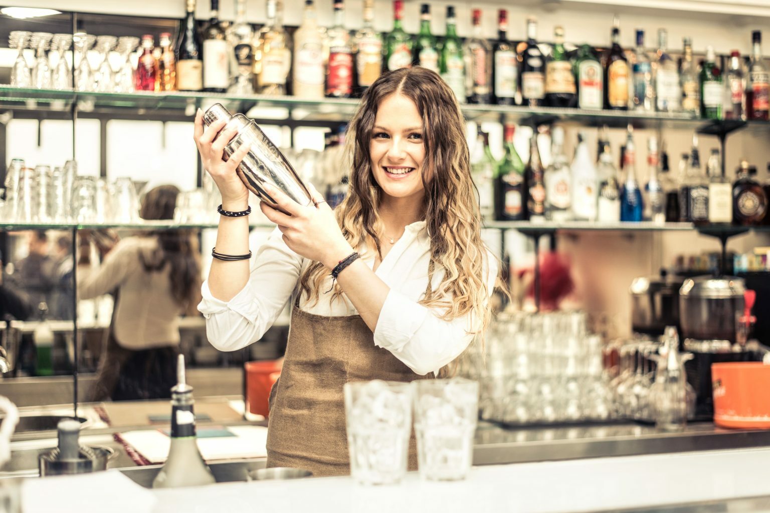 ¿Bartender Qué Es Y Qué Funciones Tiene? Cursos Y Salario | Blog GoWork ES