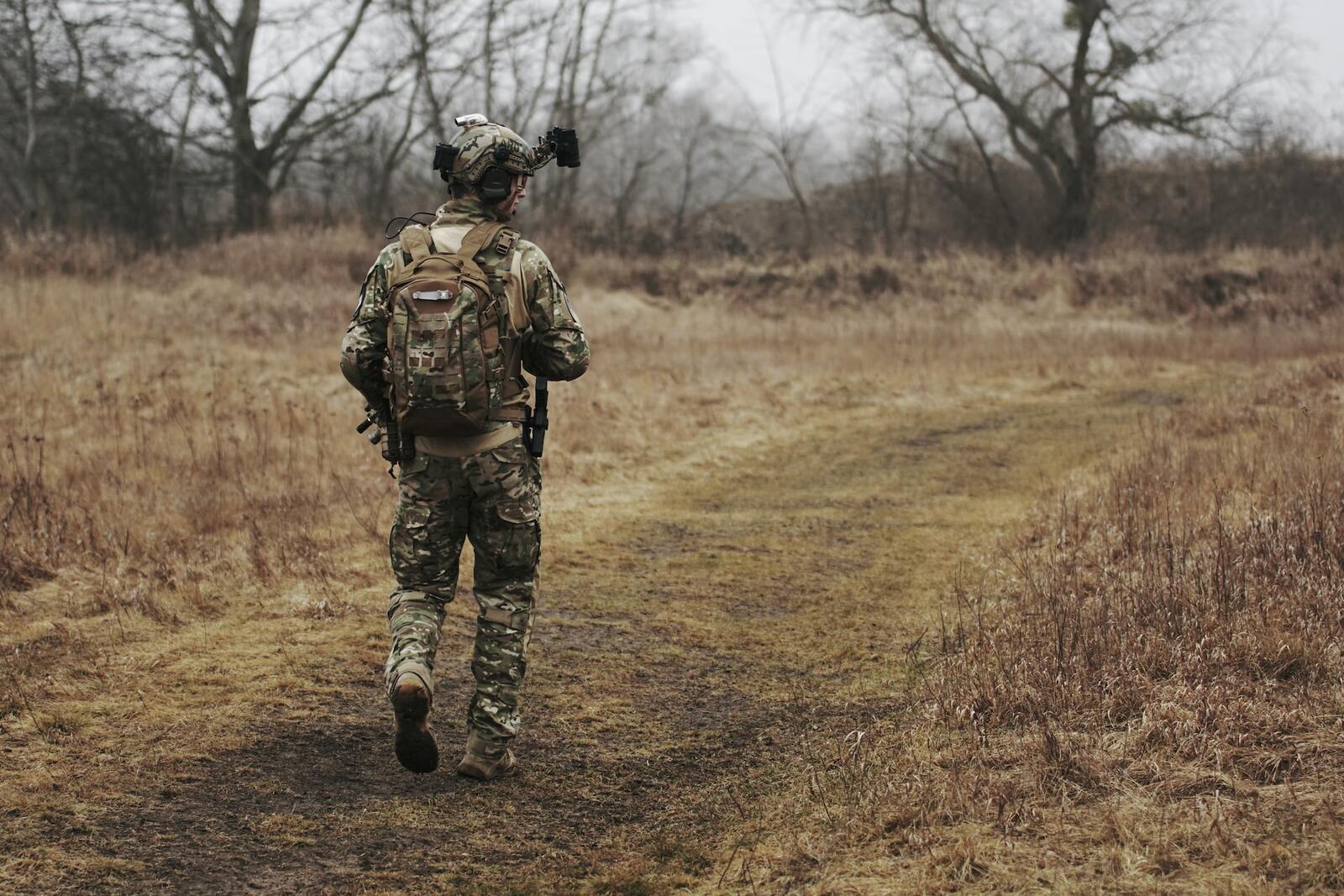 Cuanto-cobra-un-militar-jubilado-persona-paseando