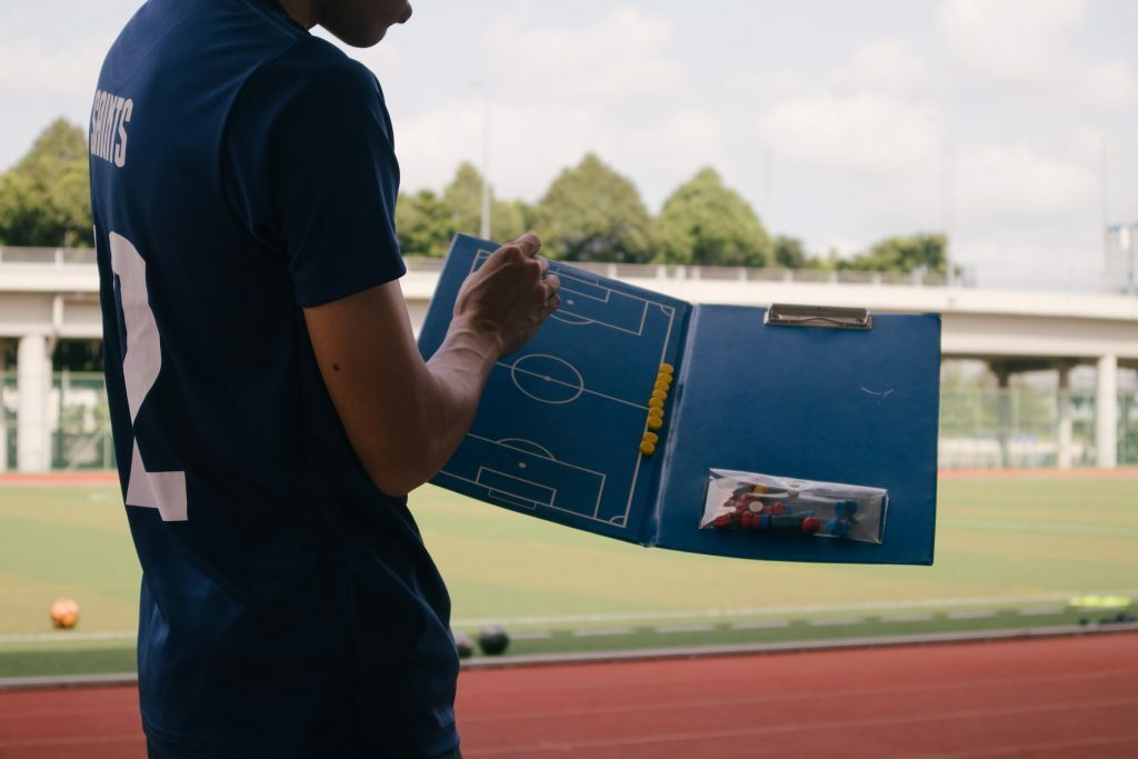 Cuánto-cobra-un-entrenador-de-fútbol-entrenador