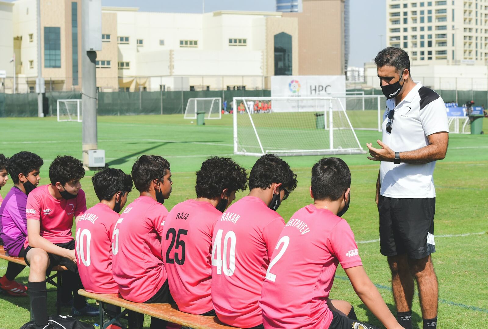 Cuánto-cobra-un-entrenador-de-fútbol-equipo