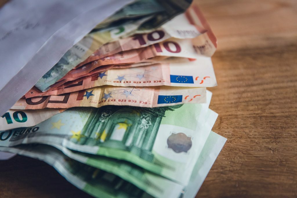 cuanto cobra un economista del estado