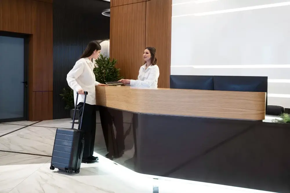 cuánto cobra un recepcionista de hotel