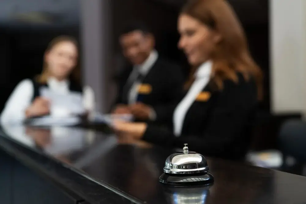 cuánto cobra un recepcionista de hotel