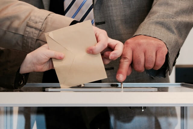 cuánto cobra un interventor en las elecciones, interventor indicando donde votar