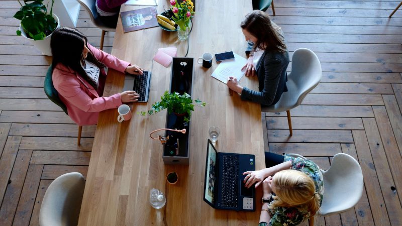 Los sectores claves para conseguir empleo en España en 2025