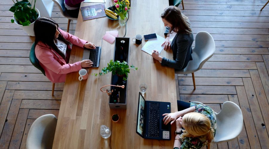 Los sectores claves para conseguir empleo en España en 2025