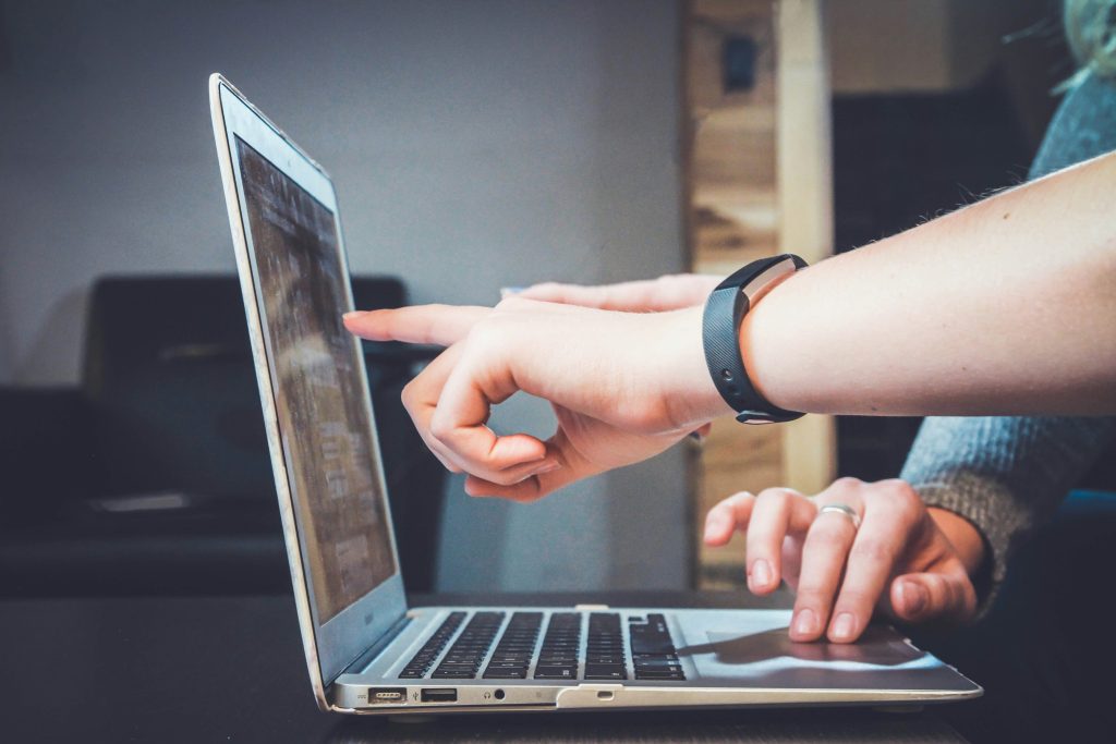 Uso de software de nóminas en empresa moderna