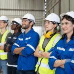 gente en uniformes para trabajo